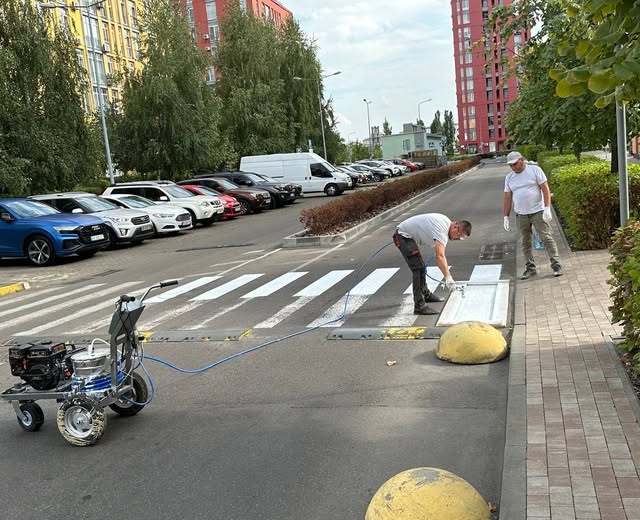 Шановні мешканці, В комплексі проводяться роботи з нанесення розмітки дорожнього покриття